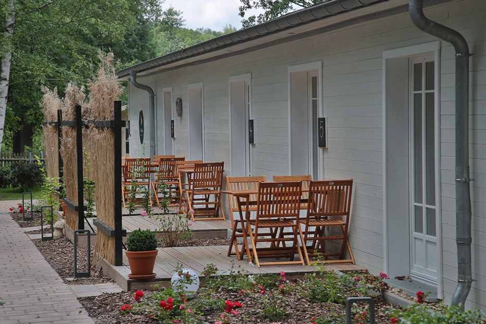 Jede der Suiten hat eine Terrasse zum Wald hinaus.