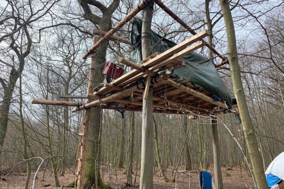 Die Besetzer im Hambacher Forst hatten mit selbst gefällten Bäumen neue Baumhütten gebaut.
