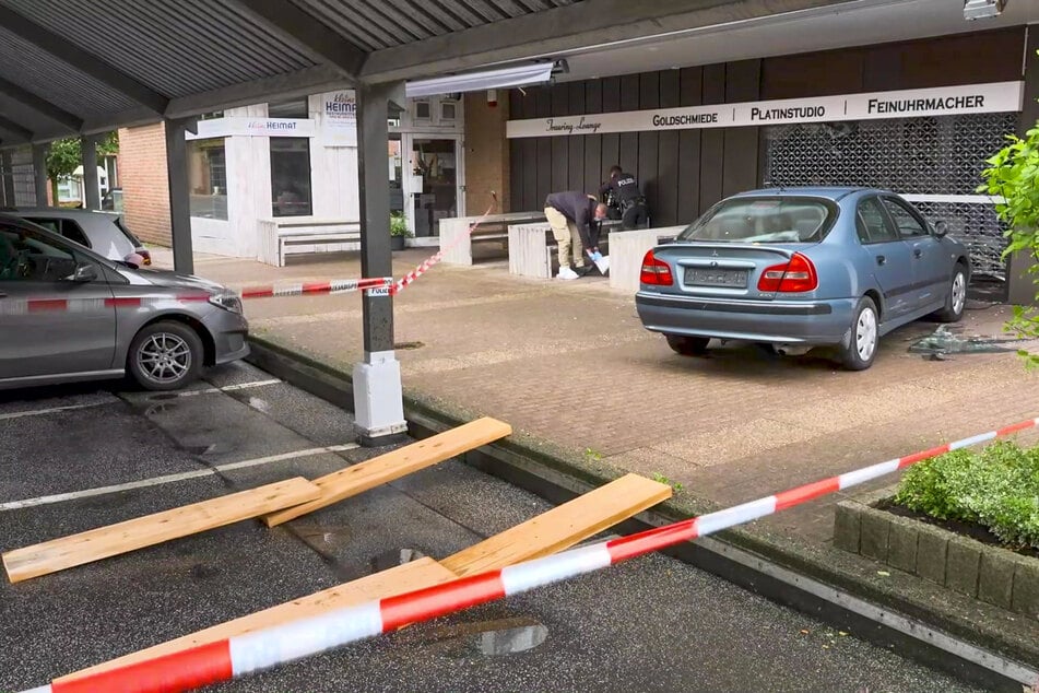 Die Täter nutzten ein Auto, um in das Schaufenster des Geschäfts in Quickborn zu fahren.