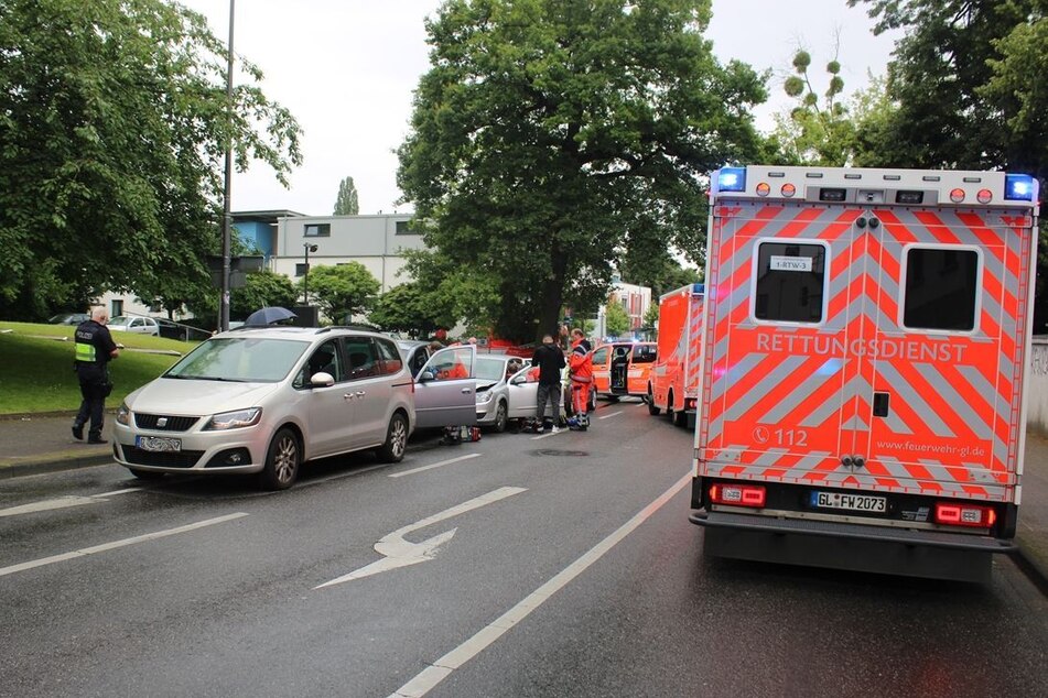 Bei einem Auffahrunfall in Bergisch Gladbach wurden mehrere Personen verletzt.