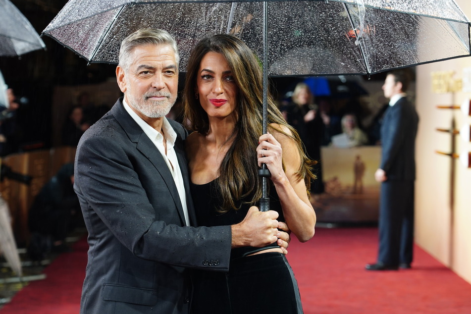 George Clooney (62, l.) und seine Frau Amal (45, r.). (Archivbild)