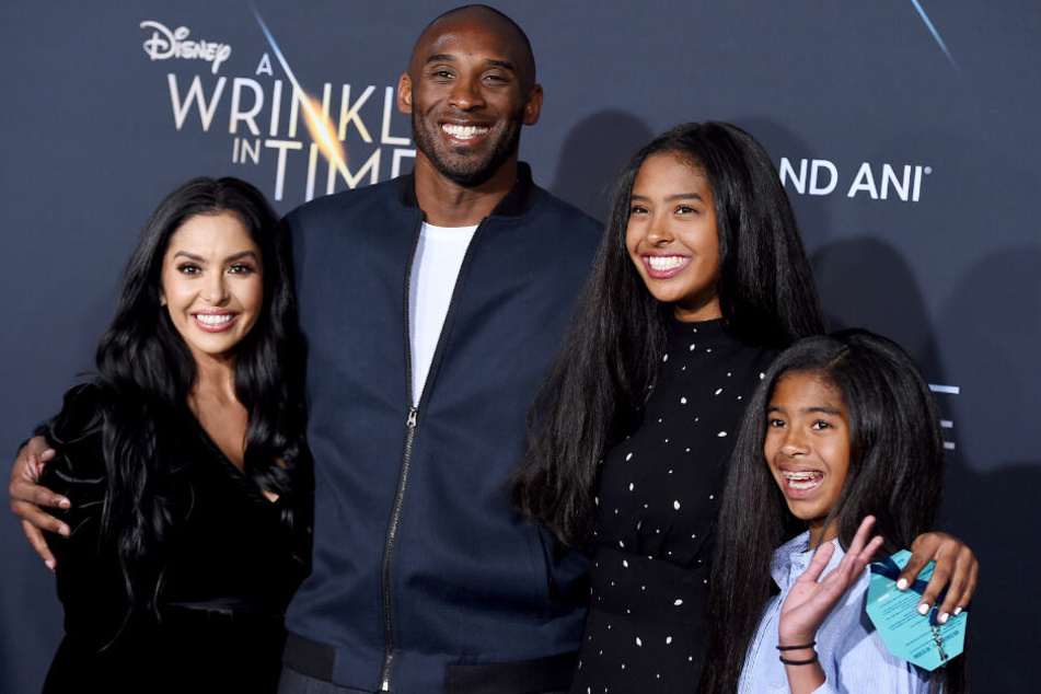 Basketballstar Kobe Bryant mit seiner Ehefrau Vanessa (l) und den Töchtern Natalia Bryant (2.v.r) und Gianna Maria-Onore Bryant (r) bei der Weltpremiere von "A Wrinkle in Time" im Februar 2018 in Los Angeles.