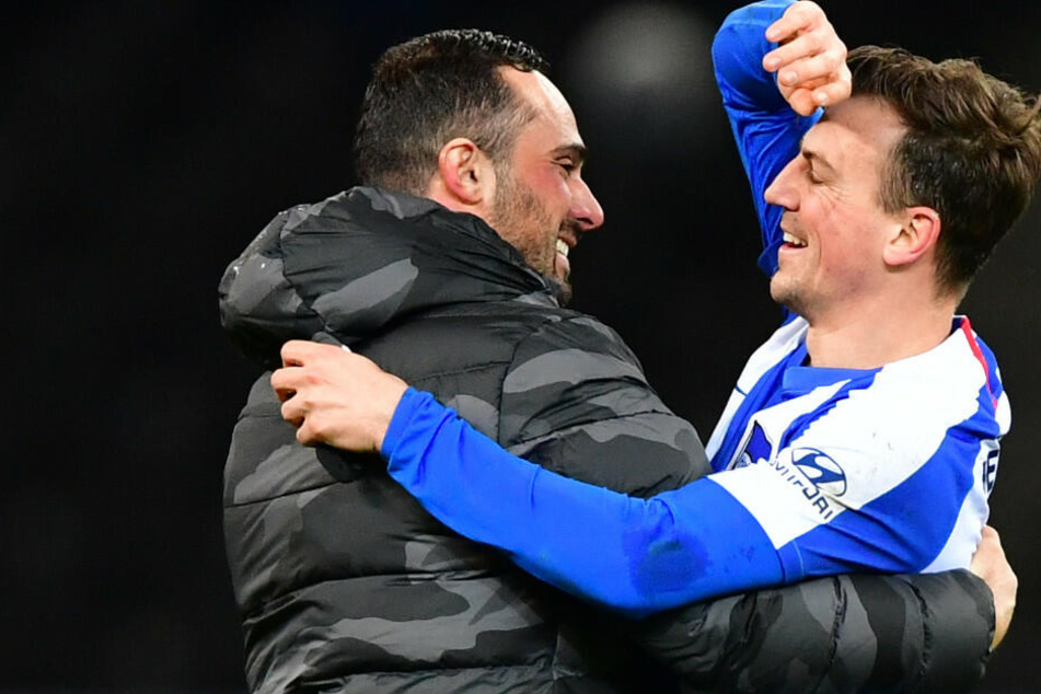 Herthas Co-Trainer Alexander Nouri (l) jubelt zum Spielende mit dem Torschützen Vladimir Darida.