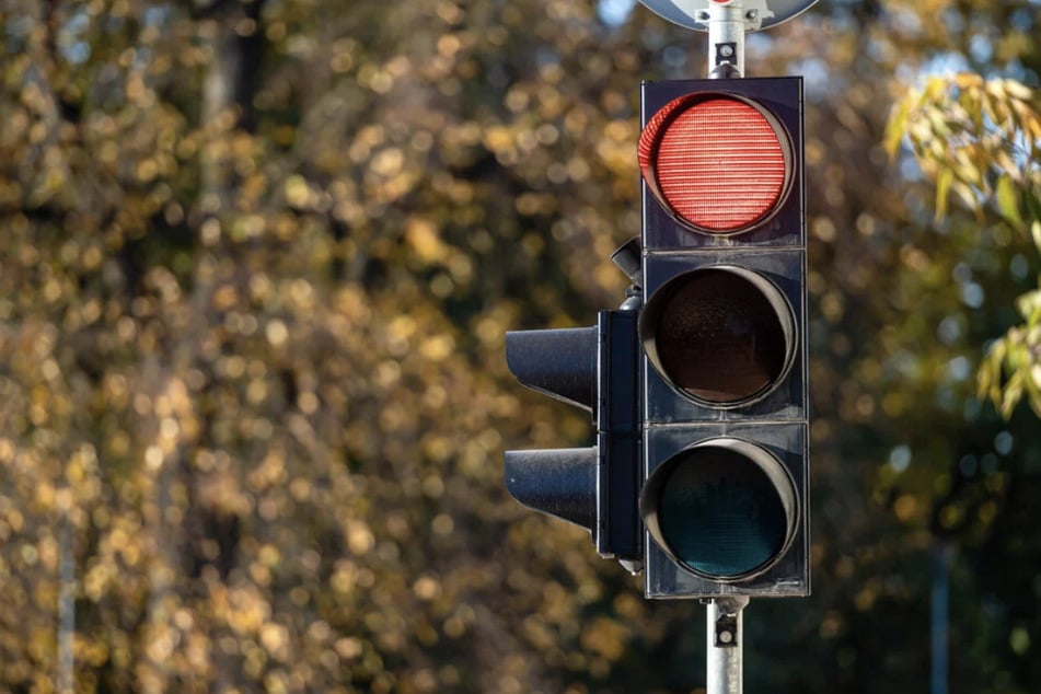 Die 62-Jährige hatte erst an der roten Ampel angehalten, war dann aber weitergefahren. (Symbolfoto)