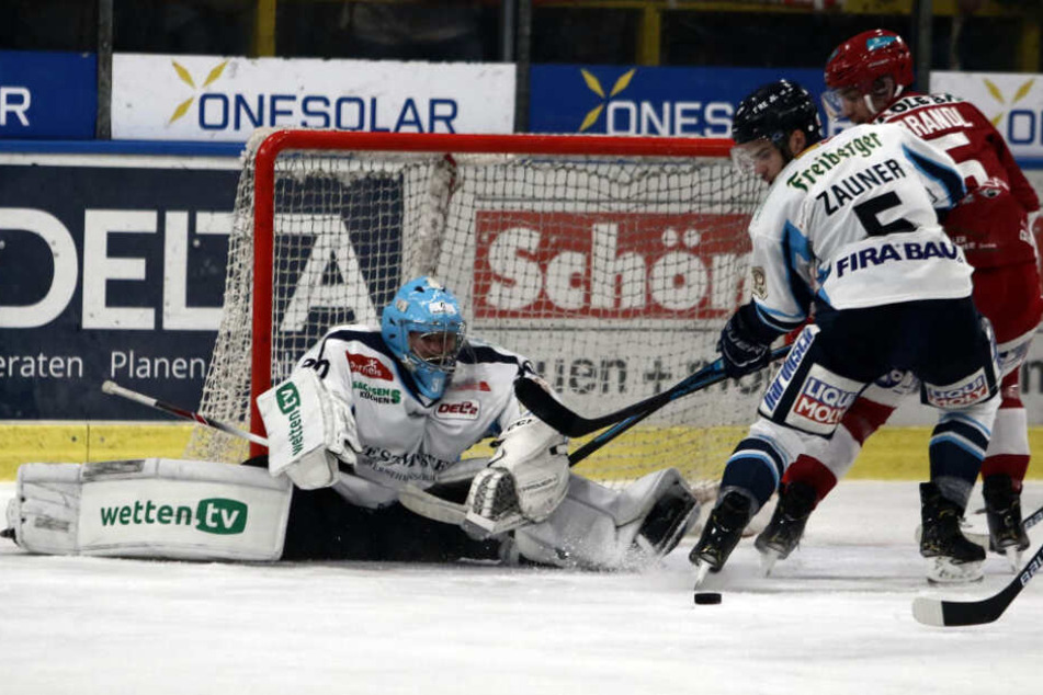 Eislöwen-Goalie Riku Helenius zeigte einen starken Einstand, der Sieg blieb ihm trotzdem verwehrt.