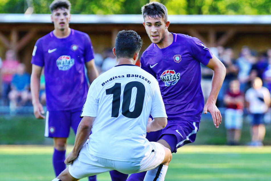 Niklas Jeck (r.) im Testspiel gegen Budissa Bautzen im Zweikampf mit Michael Schlicht.