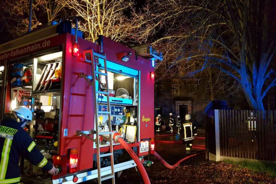Bei einem Schwelbrand sollen am Sonntag neun Menschen verletzt worden sein.