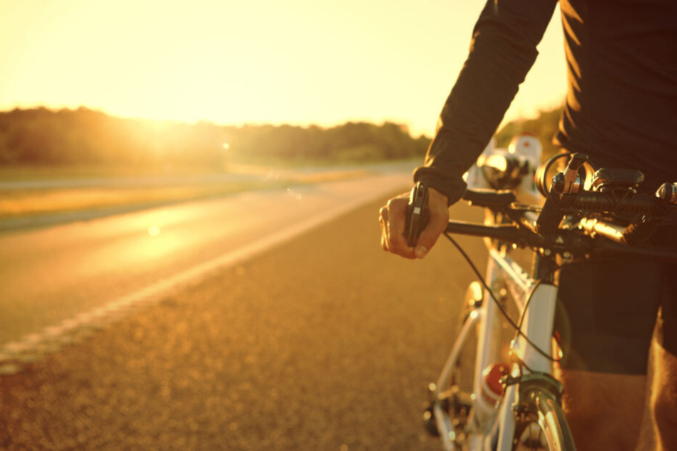 Der Radfahrer fuhr ohne Licht und betrunken auf der A3 und wurde von der Polizei gestoppt. (Symbolbild)
