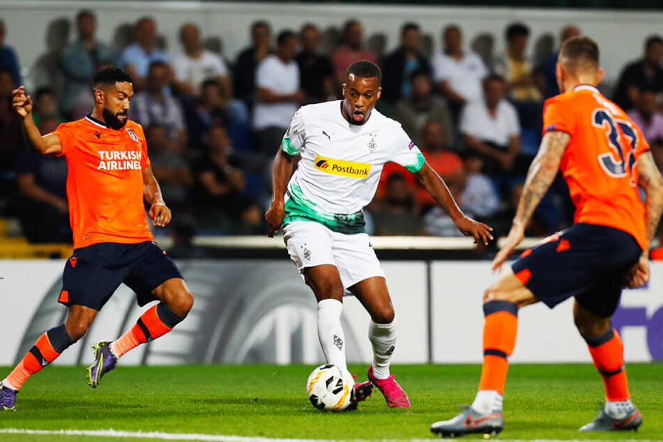 Borussia Mönchengladbach, hier Alassane Plea (M.) glich gegen Istanbul Basaksehir in der Nachspielzeit doch noch aus.