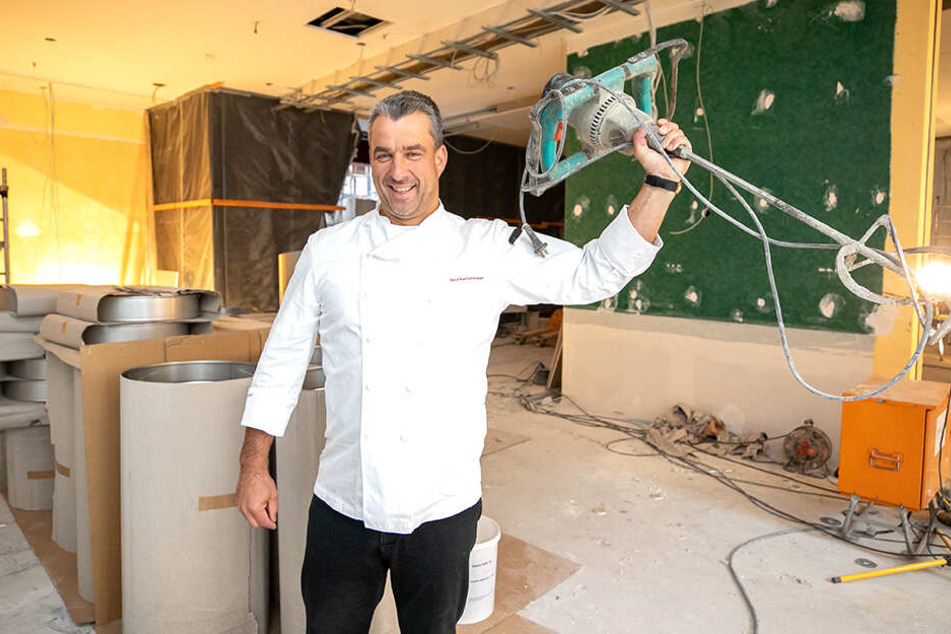 Statt eines handlichen Pürierstabes schwenkt Gourmetkoch Gerd Kastenmeier (49) den XXL-Farbmixer.