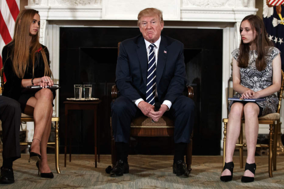 Präsident Donald Trump sitzt beim Treffen mit Schülern, Angehörigen und Lehrern nach dem Schulmassaker in Florida vom vergangenen Mittwoch zwischen zwei Schülerinnen.