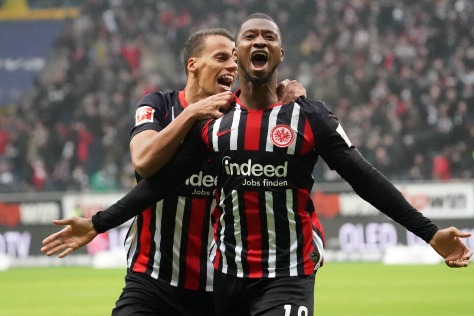Almamy Touré (r.) traf in der 48. Minute mit seinem ersten Tor für Frankfurt.