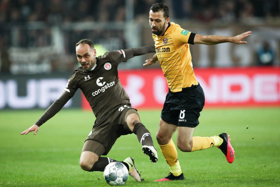 Rico Benatelli behauptet gegen Josef Husbauer den Ball.