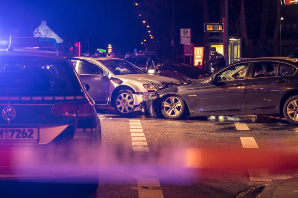 Der per Haftbefehl gesuchte Mann rammte mit seinem silbernen VW den Einsatzwagen der Zivilfahnder.