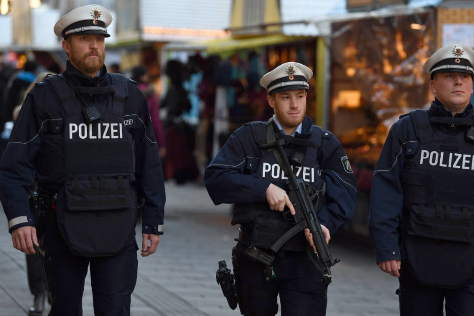 Schwer bewaffnete Polizisten auf dem Düsseldorfer Weihnachtsmarkt 2016.