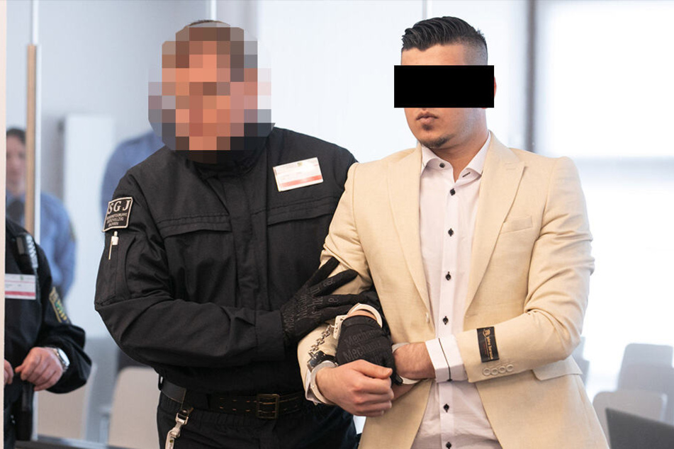 Der Angeklagte Alaa S. wird von einem Beamten am Montag in den Gerichtsaal geführt.