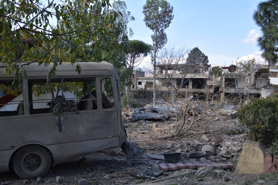 Ein zerstörter Bus steht nach israelischen Luftangriffen in Bekaa im Libanon. (Archivfoto)