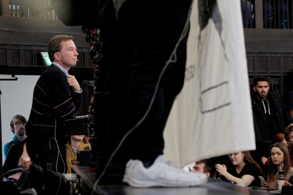Nach den Protesten will Bernd Lucke nun seine Verfassungstreue überprüfen lassen.