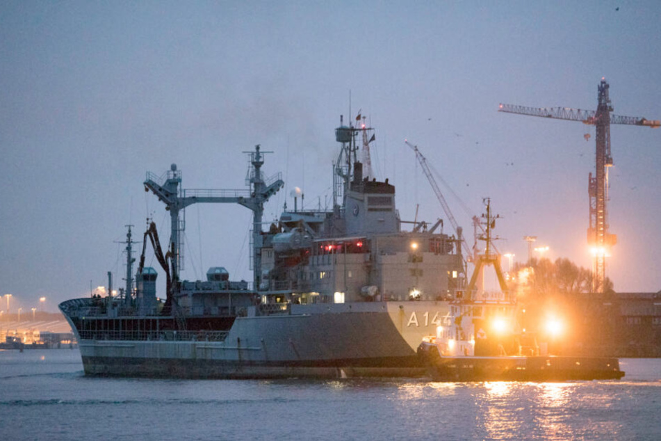 Der deutsche Marine-Tanker "Spessart" kommt in den Seekanal von Rostock-Warnemünde.