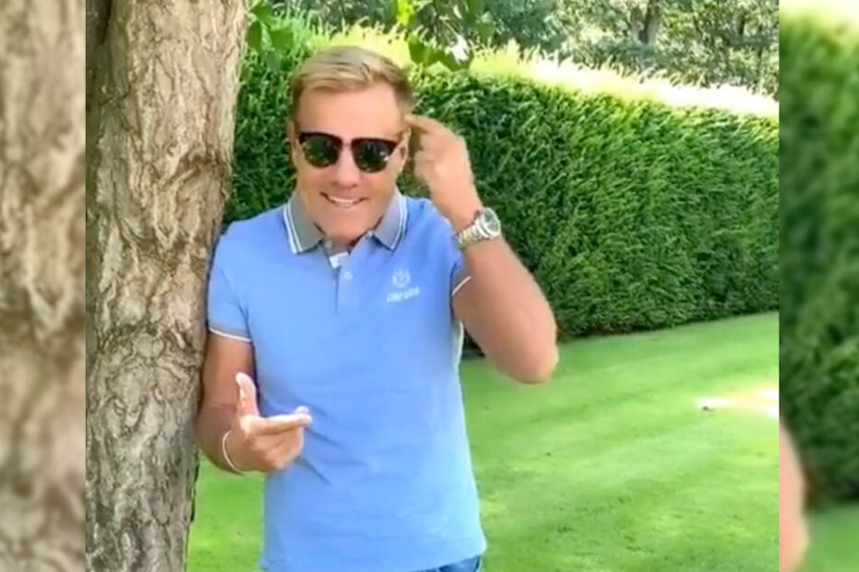 Dieter Bohlen zeigt den Kritikern der Show den Vogel.