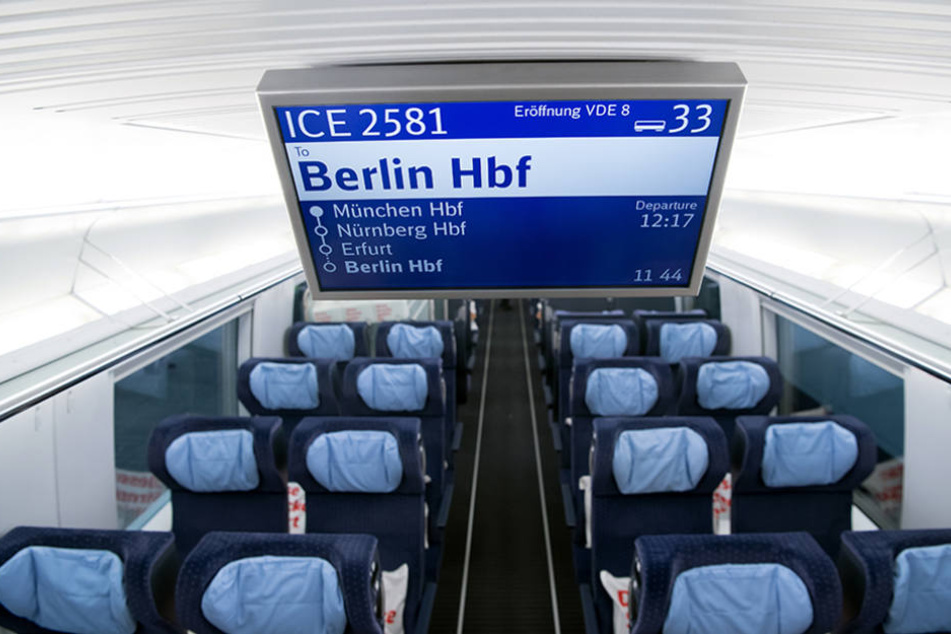 Eine Infotafel mit der Aufschrift "ICE 2581 - Berlin" ist in einem Sonderzug der Deutschen Bahn (DB) am Hauptbahnhof in München zu sehen.