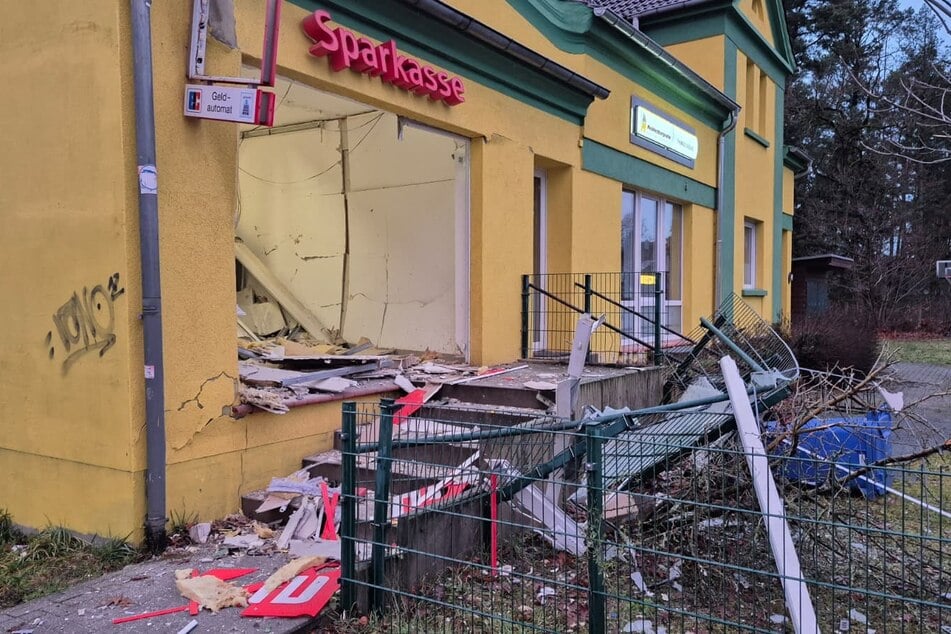 Anwohner aus Schlaf gerissen: Sparkasse nach Explosion komplett zerstört