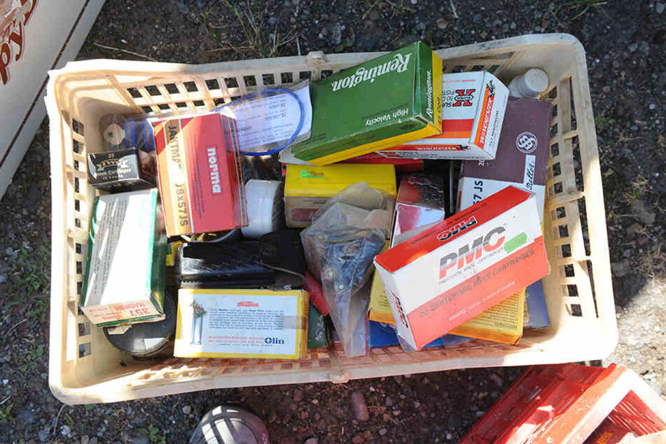 Die Polizei stellte bei der Hausdurchsuchung auch größere Mengen Munition und Schwarzpulver sicher.
