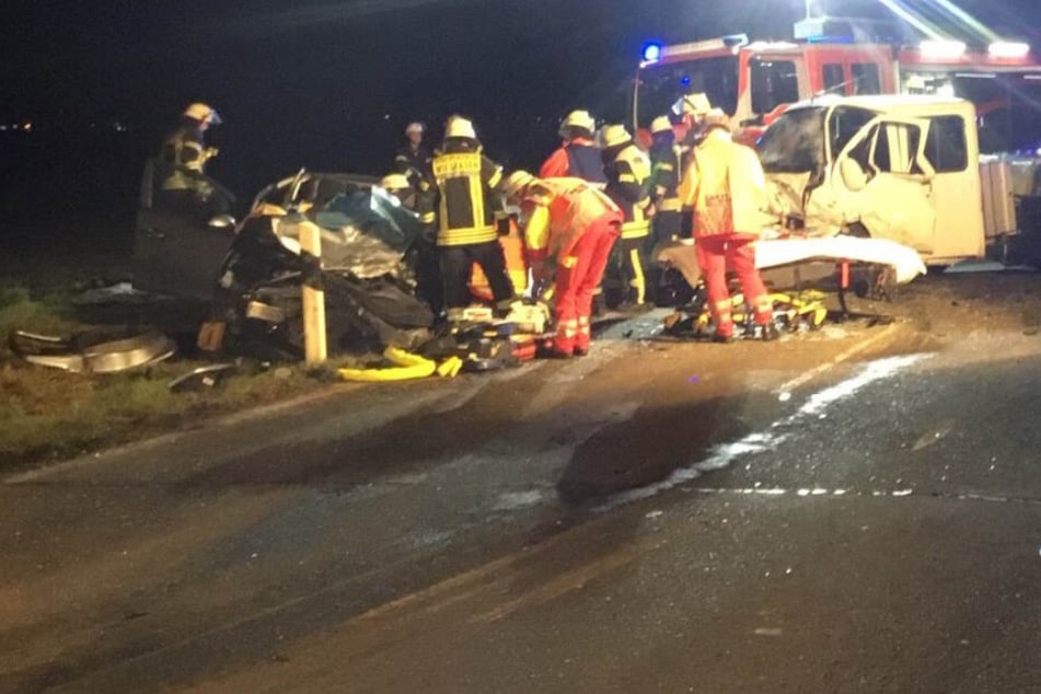 Die 29-Jährige musste von der Feuerwehr aus ihrem Wagen befreit werden.
