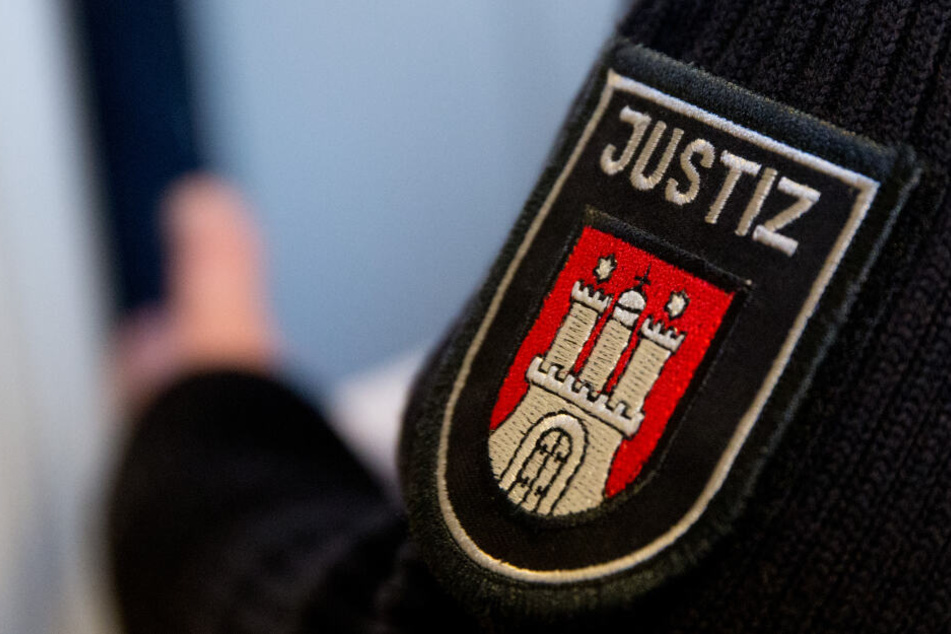 Ein Justizbeamter steht im Landgericht Hamburg. (Archivbild)
