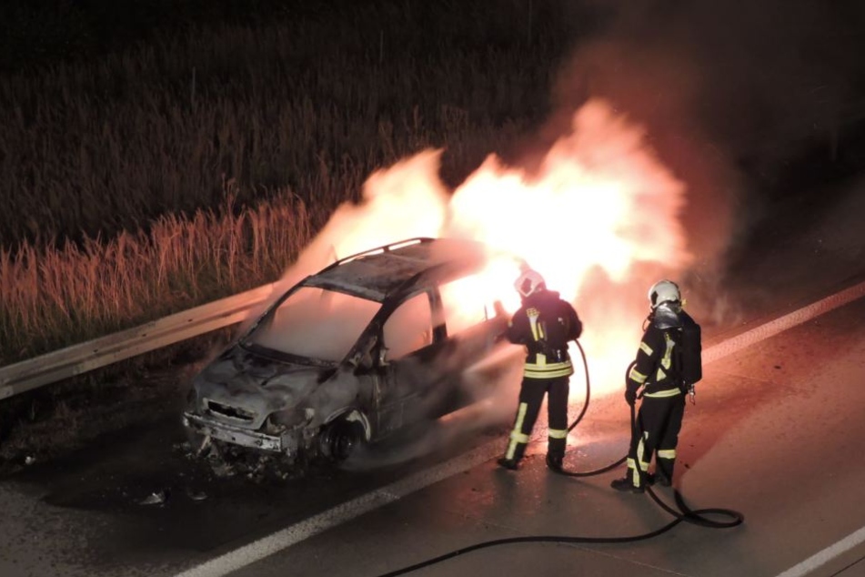 Einsatzkräfte der Feuerwehr bei der Bekämpfung der Flammen.