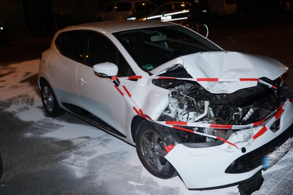 Trotz des Schadens am Wagen, wollte der Fahrer nach dem Auffahrunfall weiterfahren.