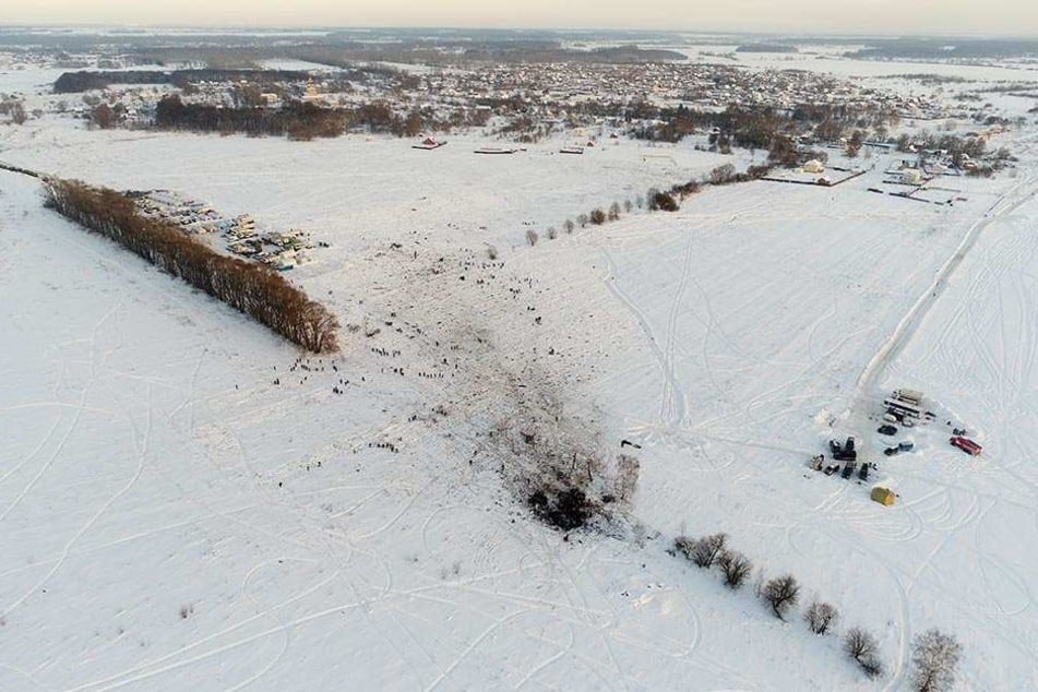 Am Sonntag war das Flugzeug der russischen Saratow Airline wenige Minuten nach dem Start vom Moskauer Flughafen Domodedowo abgestürzt.