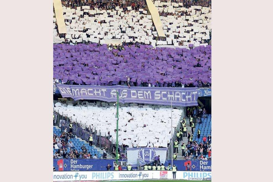 Die Macht aus dem Schacht! 6000 Fans reisten aus dem Erzgebirge nach Hamburg und zeigten diese Choreografie.