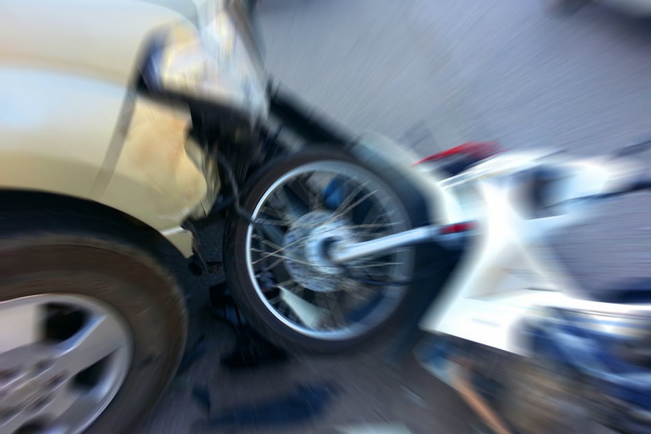 Eine Motorradfahrerin (54) hat bei dem Zusammenstoß mit einem Auto schwere Verletzungen erlitten. (Symbolbild)