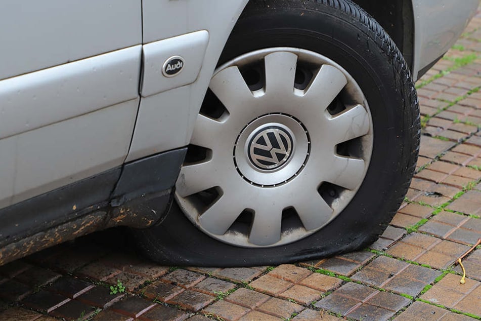 Der Reifenstecher hat wieder zugeschlagen und unter anderem an mehreren VWs Reifen zerstört. (Symbolbild)