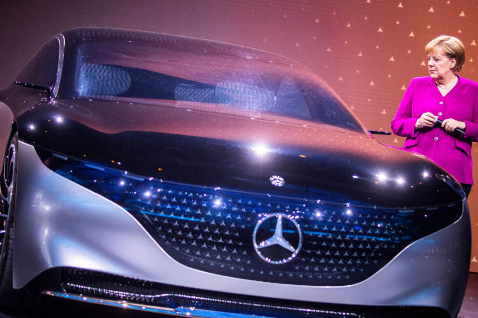 Bundeskanzlerin Angela Merkel (CDU) besuchte bei ihrem Eröffnungsrundgang auf der IAA auch den Stand von Mercedes.