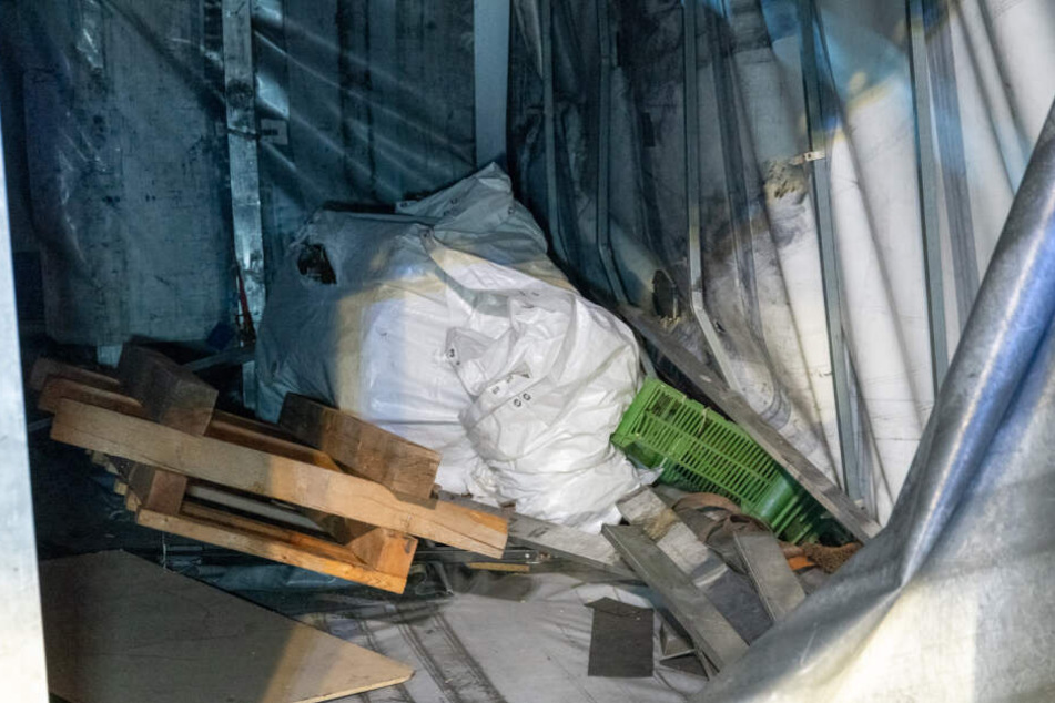 Das Guss-Teil, in weißer Verpackung, könnte sich während der Fahrt gelöst haben.