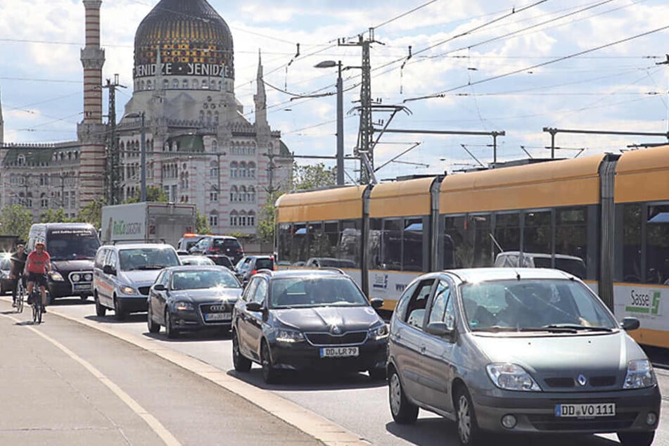Vor allem im Feierabendverkehr staut es sich in der Dresdner City.
Mittelfristig will die Stadt die Anzahl der Autos senken.