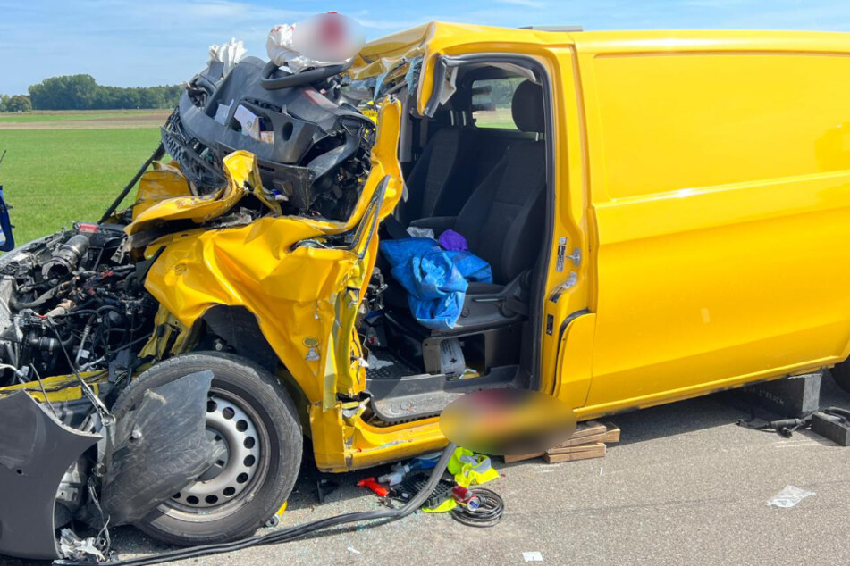 Der 26-jährige Kleintransporter-Fahrer wurde bei dem Unfall schwer verletzt.
