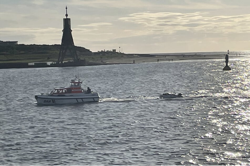 Ein Tochterboot der "Anneliese Kramer" brachte die Schiffbrüchigen an Land.