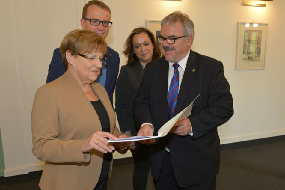 Kultusministerin Brunhild Kurth (63, CDU), der 3,9-Millionen-Scheck für die neue Sporthalle und Erzgebirgs-Landrat Frank Vogel (60, CDU).