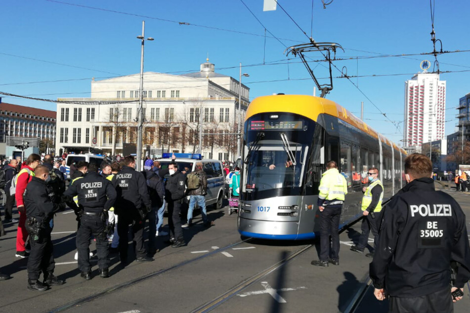 Auf dem Georgiring am Rande des Augustusplatzes wurden Straßenbahnen blockiert.