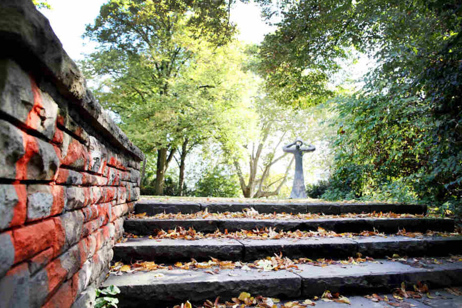 Treppen führen zur Anhöhe "Ananasberg" im Düsseldorfer Hofgarten.