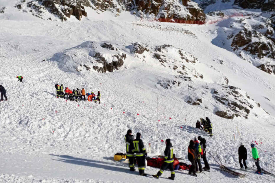Rettungskräfte suchen auf der Skipiste nach weiteren Verschütteten.