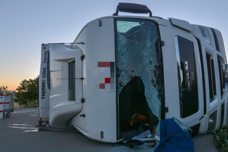 Der Fahrer des polnischen Fleisch-Trucks wurde bei dem Crash schwer verletzt.