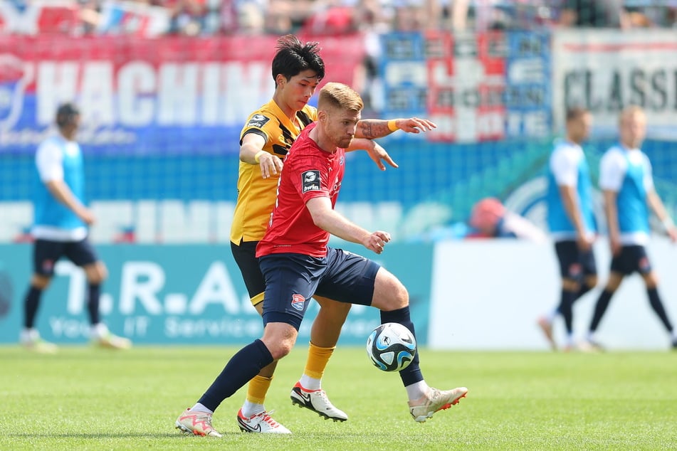 Seinen letzten Punktspiel-Einsatz absolvierte Kyu-Hyun Park (23, l. hier gegen Ex-Dynamo Mathias Fetsch) am 11. Mai in Unterhaching.