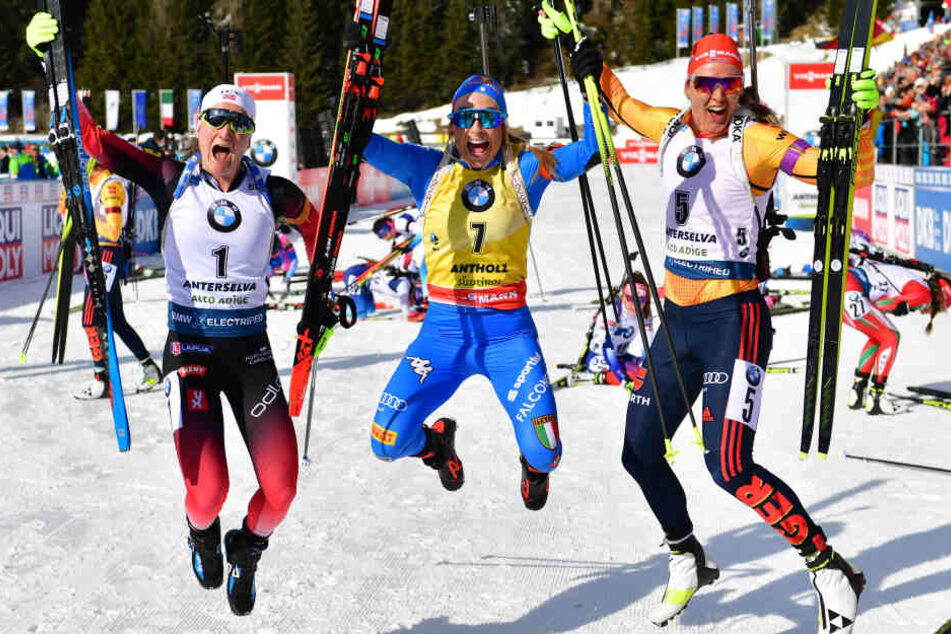 Jubel bei den Siegerinnen: Marte Olsbu Roiesland, Dorothea Wierer und Denise Herrmann.