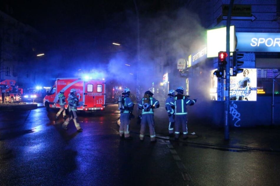 Ein Feuerwehrmann wurde leicht verletzt.