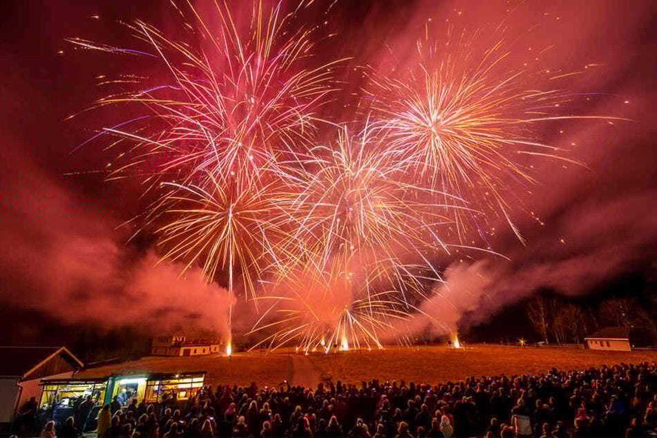 Von der Pyro-Show in Kühnhaide werden zahlreiche Besucher angezogen.