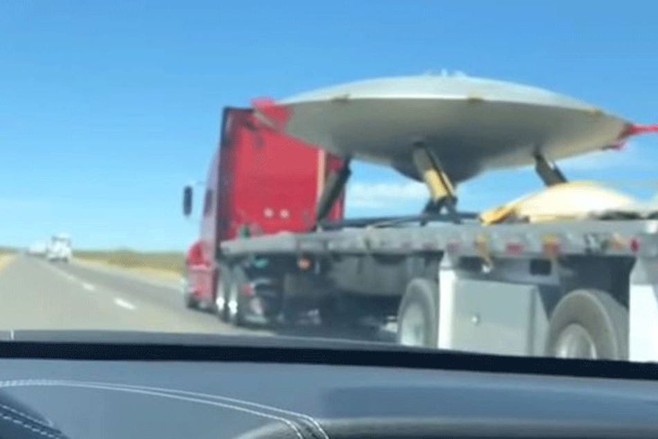 Ausgerechnet in der Nähe der Area 51 wurde dieses Objekt beim Transport gesichtet.